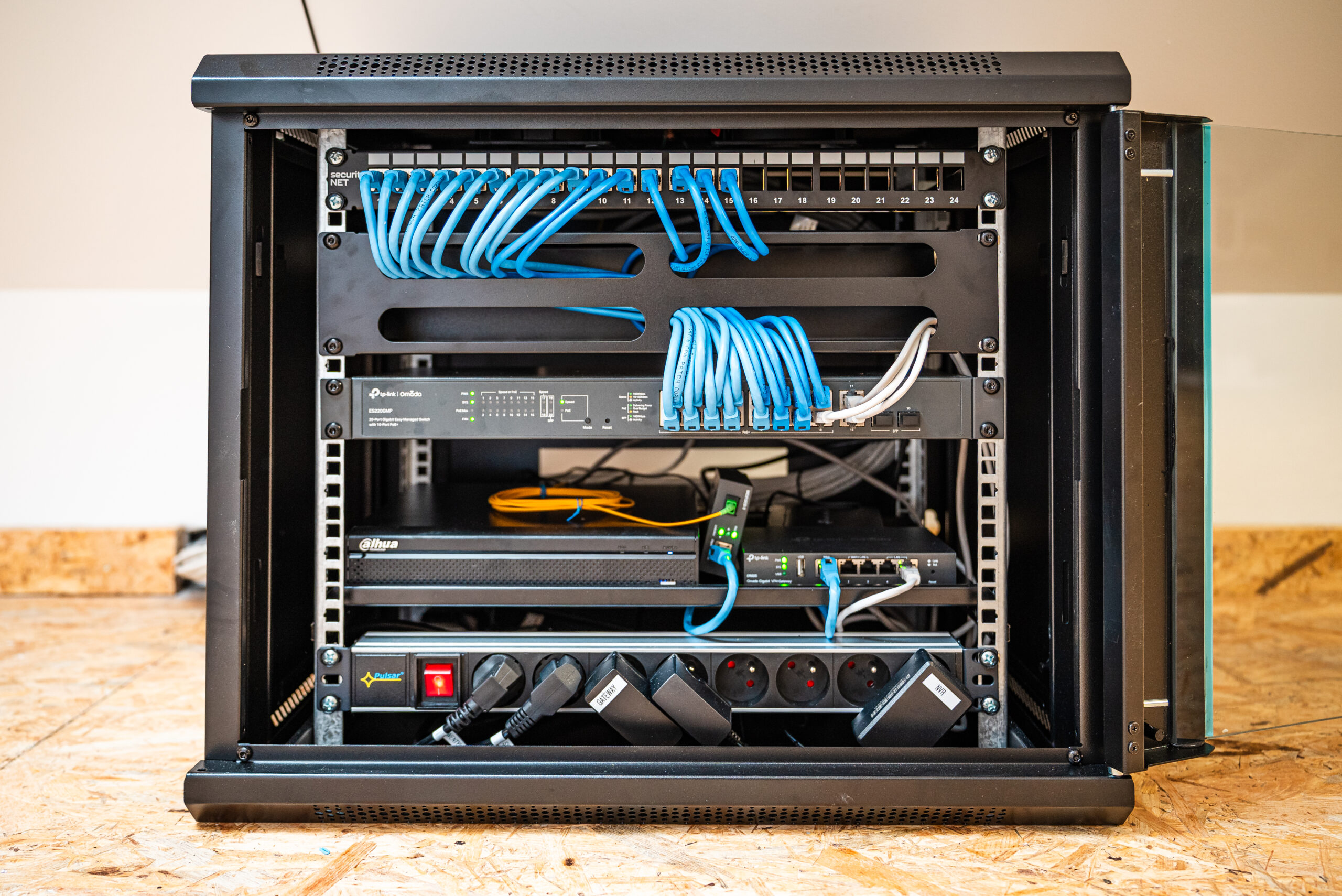 Szafa RACK i instalacja sieciowa wykonana przez R-TECH